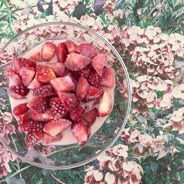 Fresas con leche de cena #fresas #leche #menusemanal #aprendiendoacomer #lqmsc