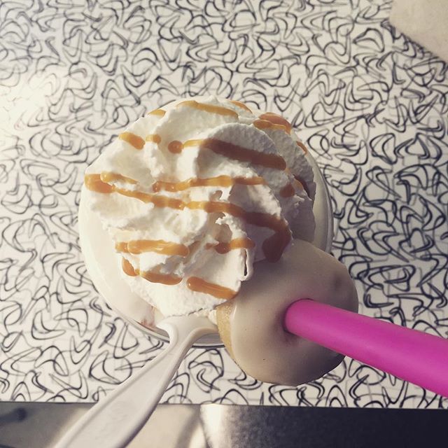@mer_zubi : La fantástica idea de añadirle un donete a un batido de vainilla con caramelo salado y nata Incatalogable en cualquier piramide nutricional o incluso menu anual #batido #nata #caramel #aprendiendoacomer #menusemanal #lqmsc #merzubiesuntrol